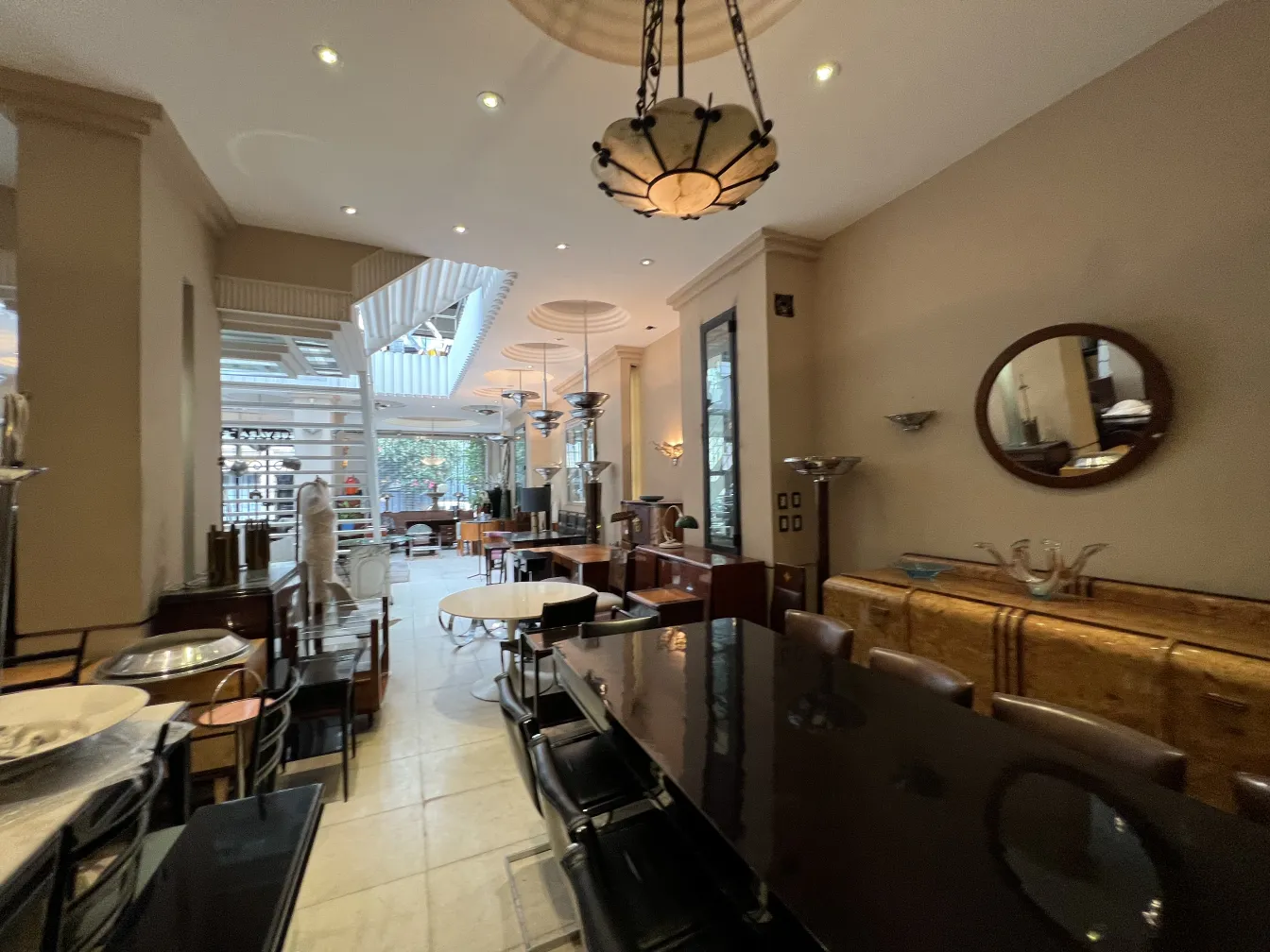 بوفيه خشبي قديم بأسلوب كلاسيكي في غرفة الطعام.