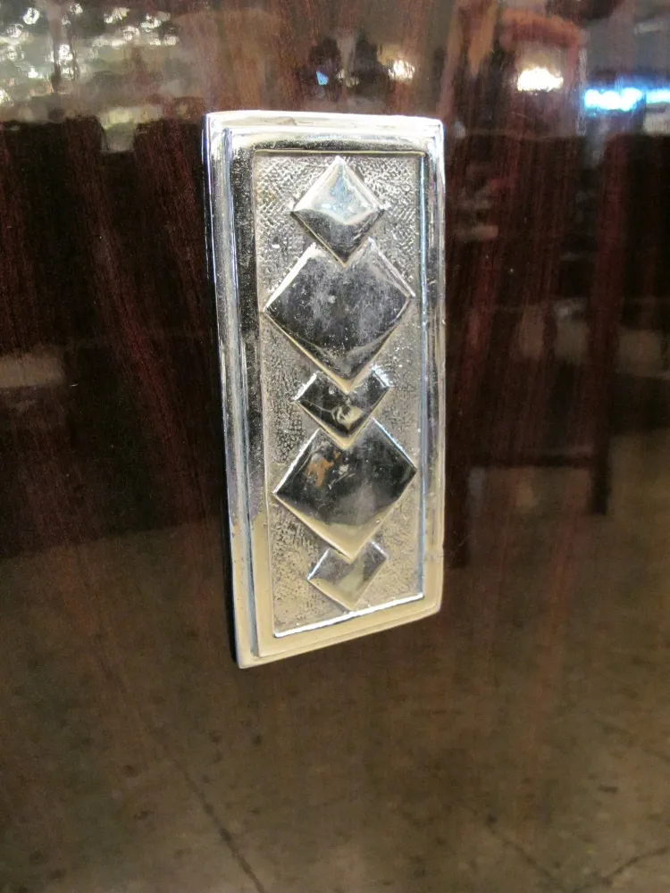 Alter Anrichte mit geometrischen Griffdetails