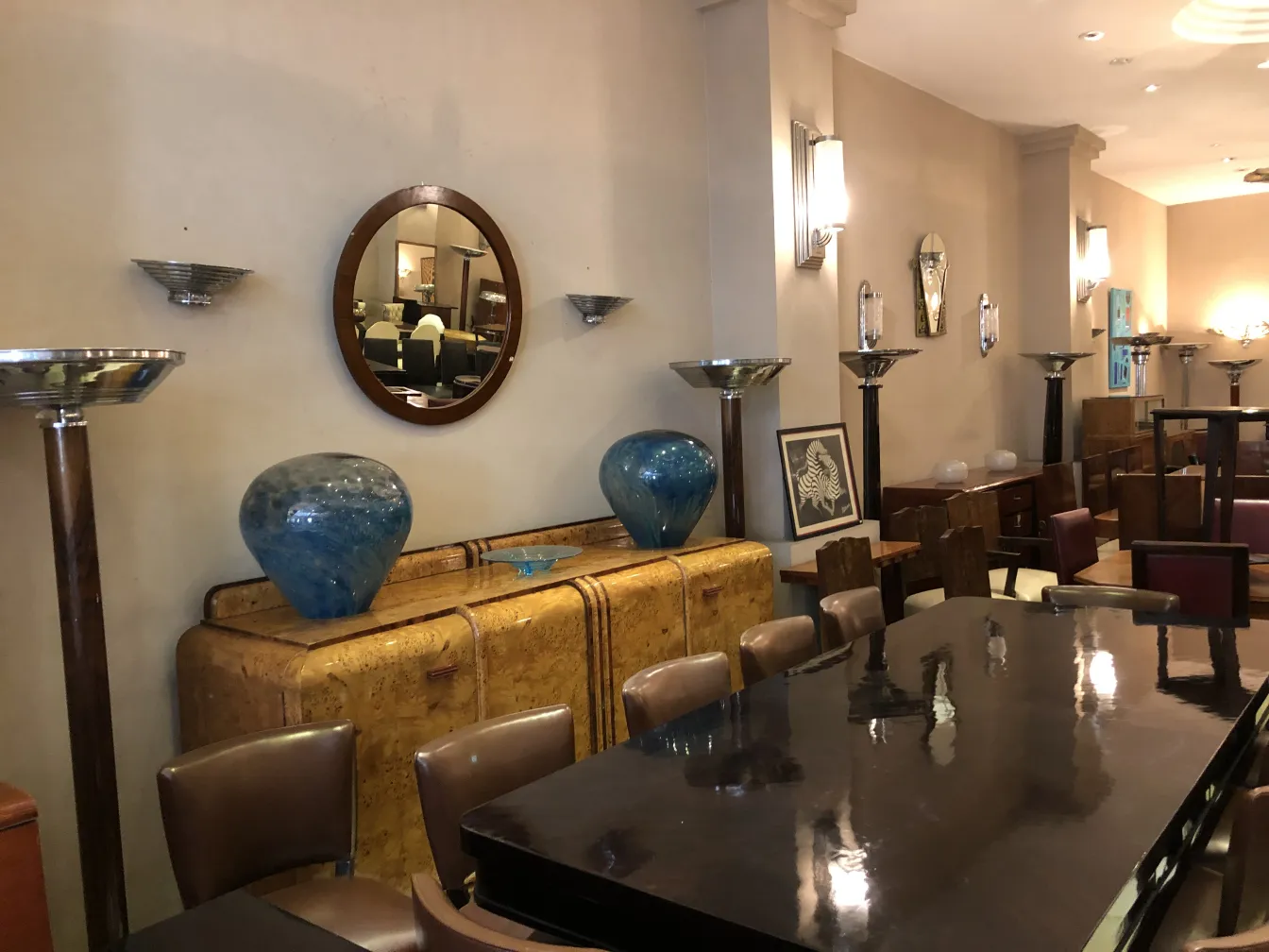 Vaisselier ancien avec décoration élégante et vases bleus.