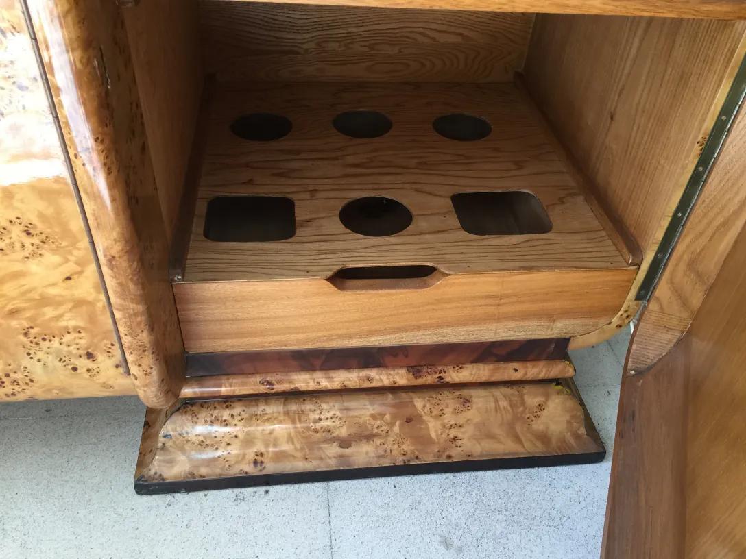 Antike Anrichte aus Holz mit leeren Flaschenlager