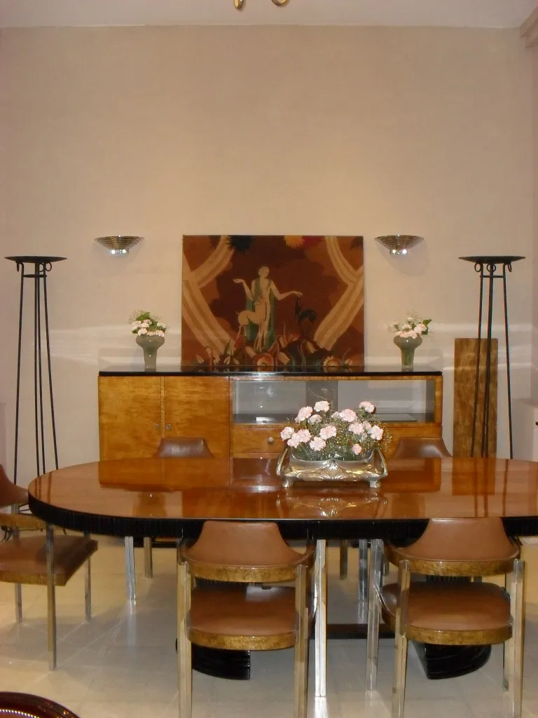 vaisselier ancien dans une salle à manger élégante avec une table