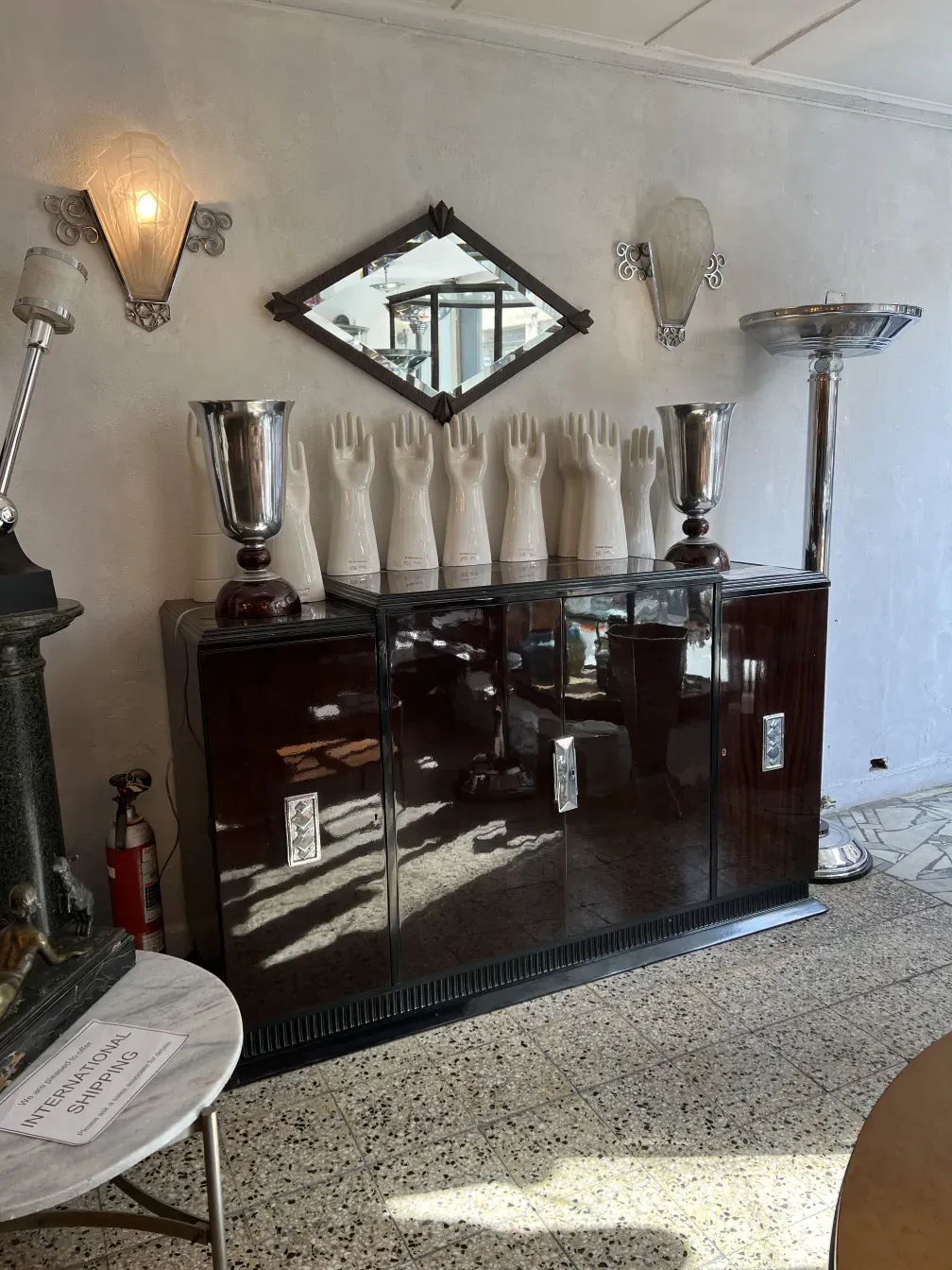 Aparador antigo com superfície brilhante, cercado por decoração