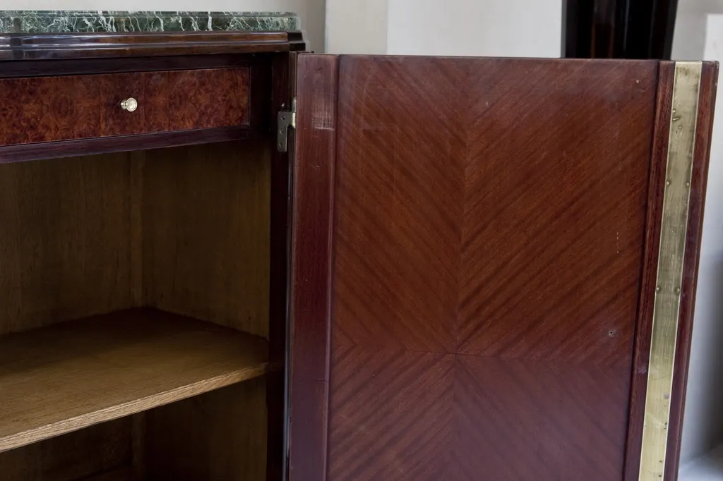 Vaisselier ancien avec un design élégant, portes ouvertes et étagères intérieures visibles.