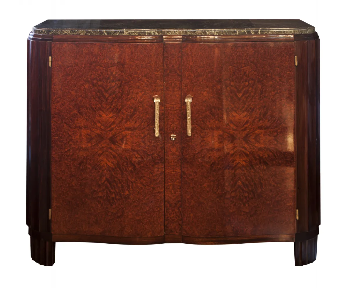 aparador antigo com portas de madeira e estilo elegante em um ambiente clássico