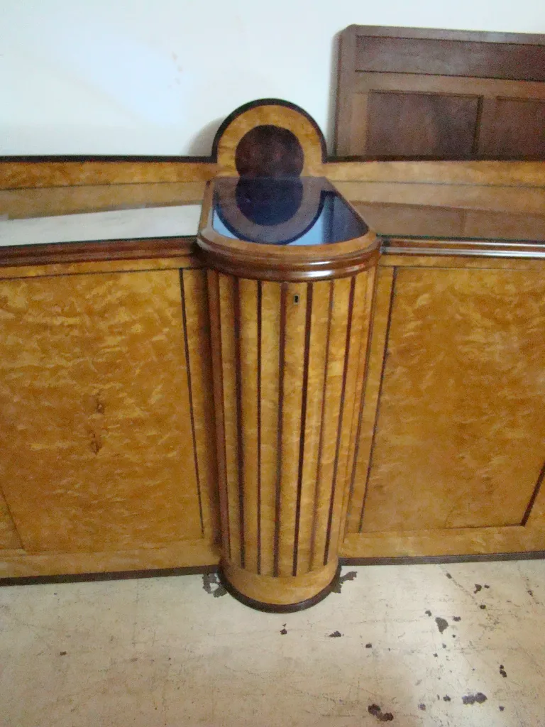 Credenza antica con design a colonne e superficie lucida