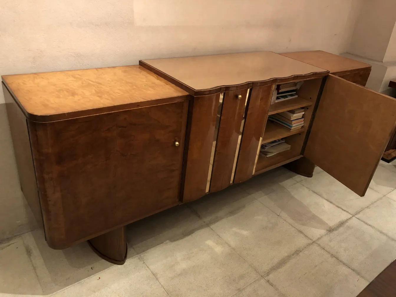 Credenza antica in legno con porte e ripiani interni