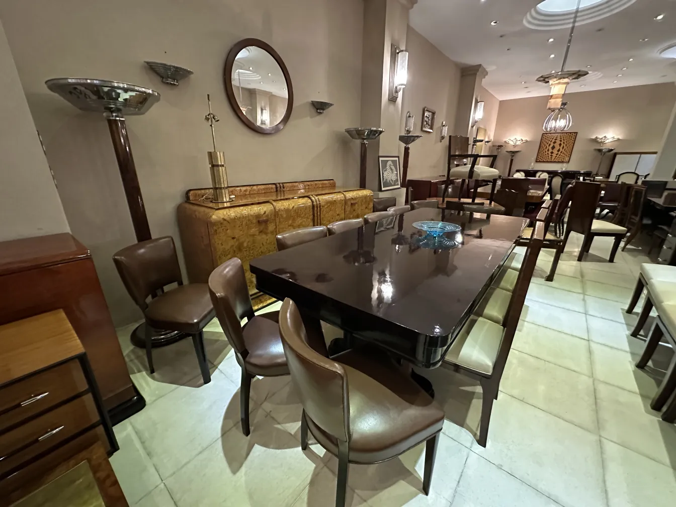 Credenza antica in un elegante ambiente da pranzo, con sedie e tavolo.