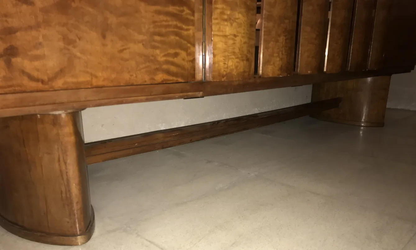 古董木制橱柜，经典设计，置于简单的环境中。