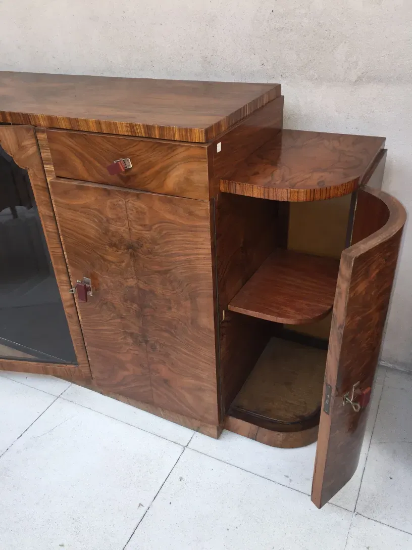 Vaisselier ancien en bois avec étagères courbées et portes.