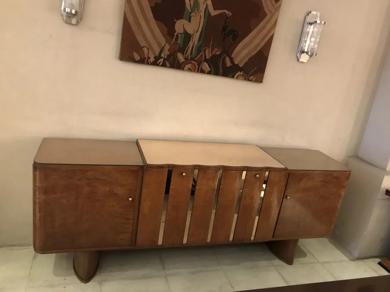 antik anrichte mit elegantem design und dekorativen details