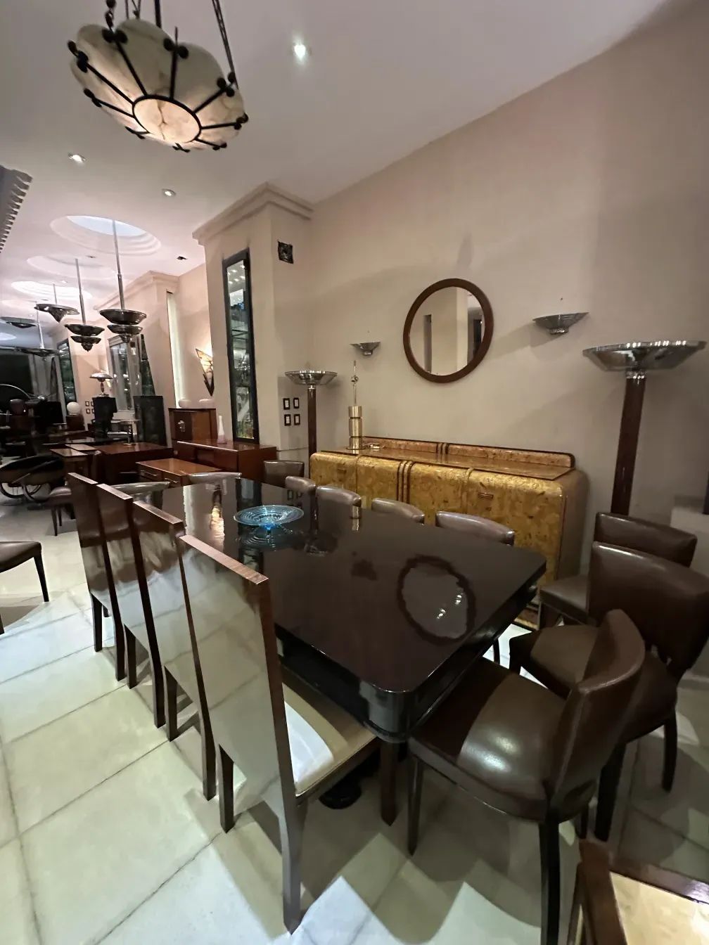 aparador antiguo de estilo contemporáneo en un ambiente elegante con sillas de cuero y mesa