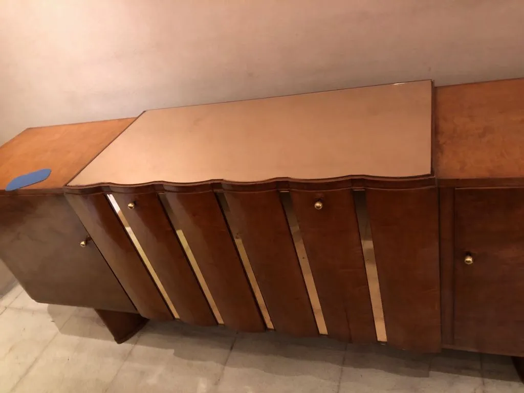 بوفيه قديم مع تفاصيل ذهبية وتصميم أنيق، جو دافئ