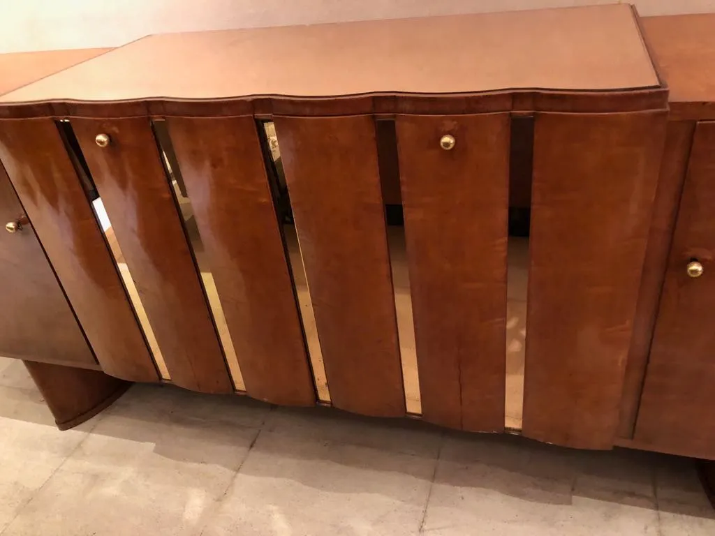 Credenza antica con porte marroni e dorate.