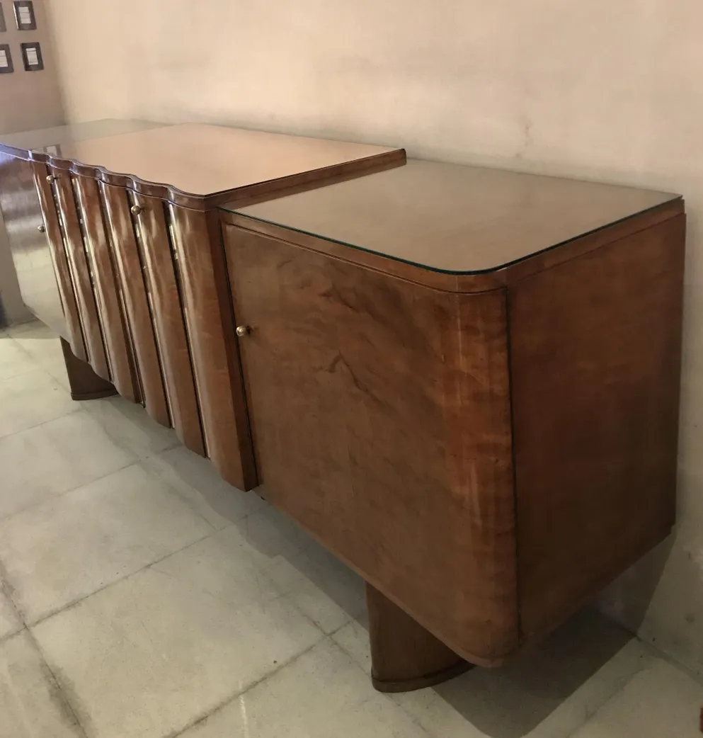 antik anrichte mit elegantem design in hellem setting