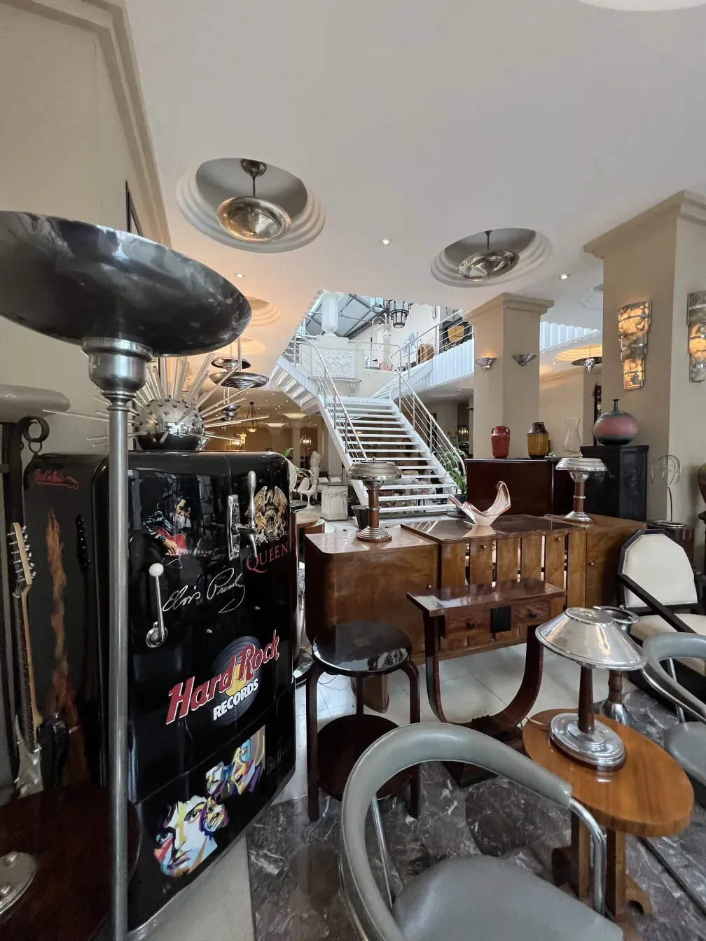 Vaisselier ancien dans un cadre décoratif avec meubles et détails