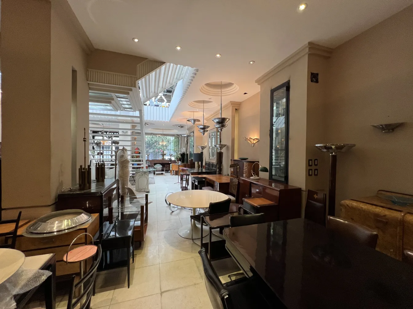 Vaisselier ancien au design classique dans une ambiance chaleureuse.