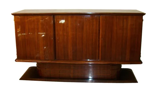 aparador antiguo de madera con un acabado lujoso, elegante