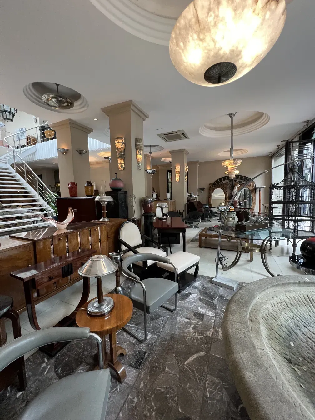 Aparador antiguo en un entorno con diversos muebles.