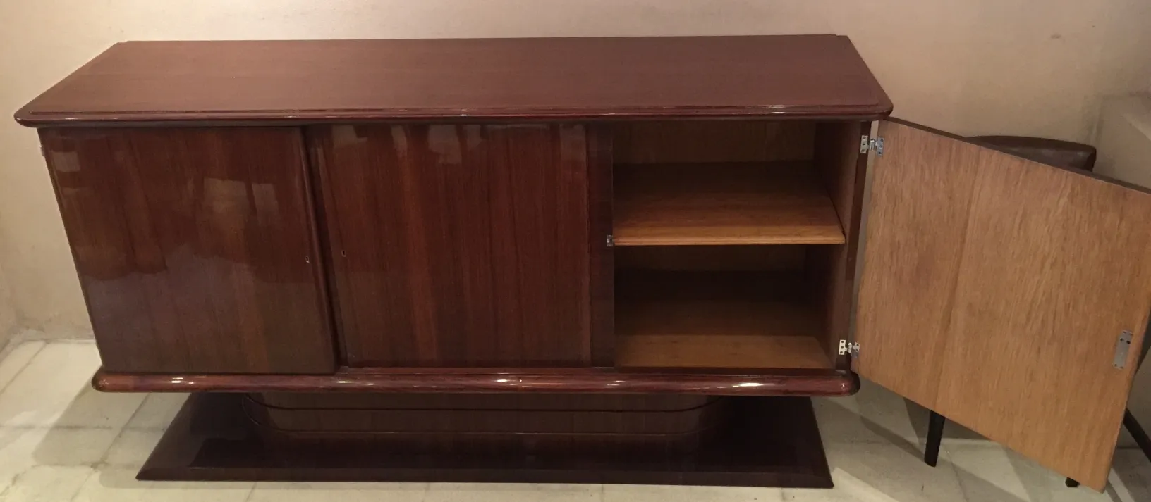 aparador antiguo con acabado brillante y detalles elegantes