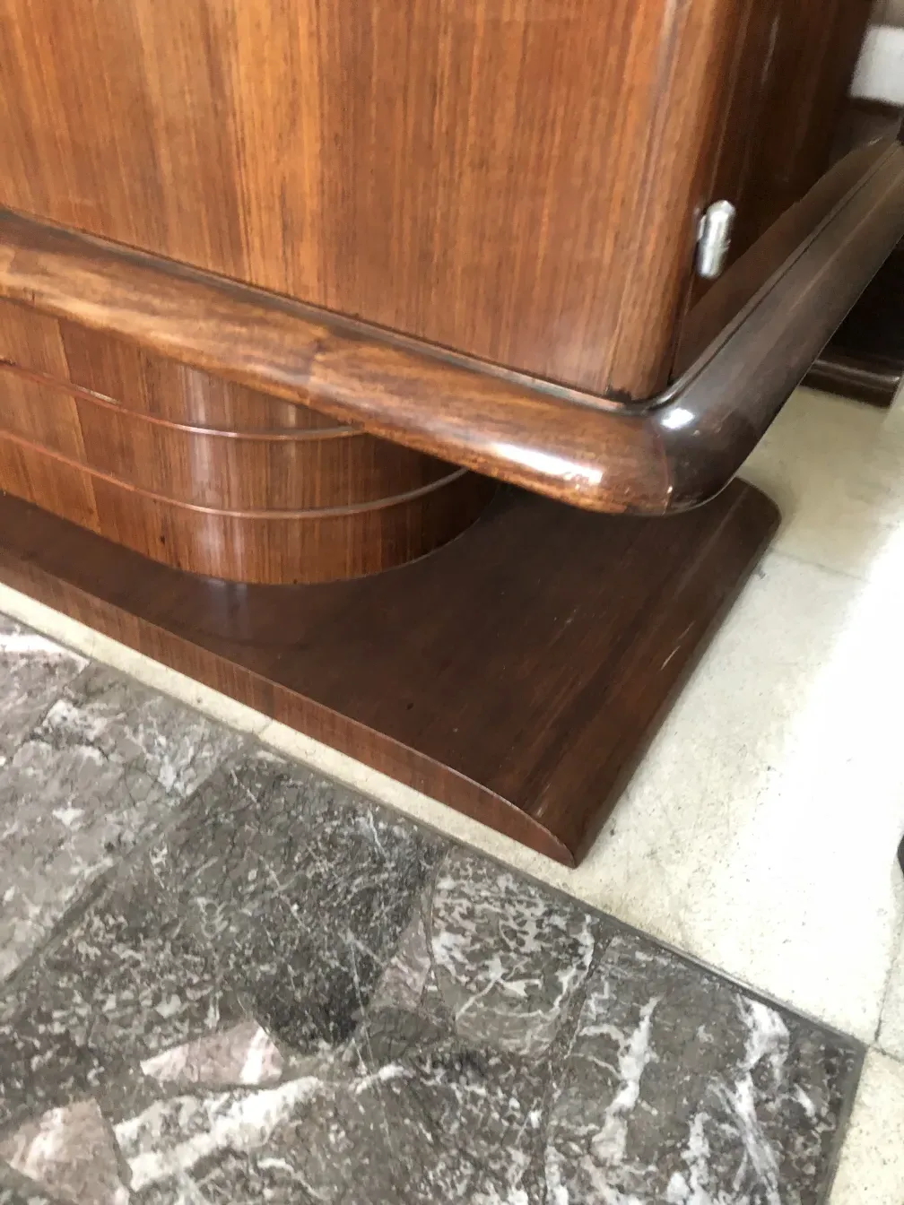 클래식한 디테일이 있는 고전적인 찬장에서 아늑한 분위기