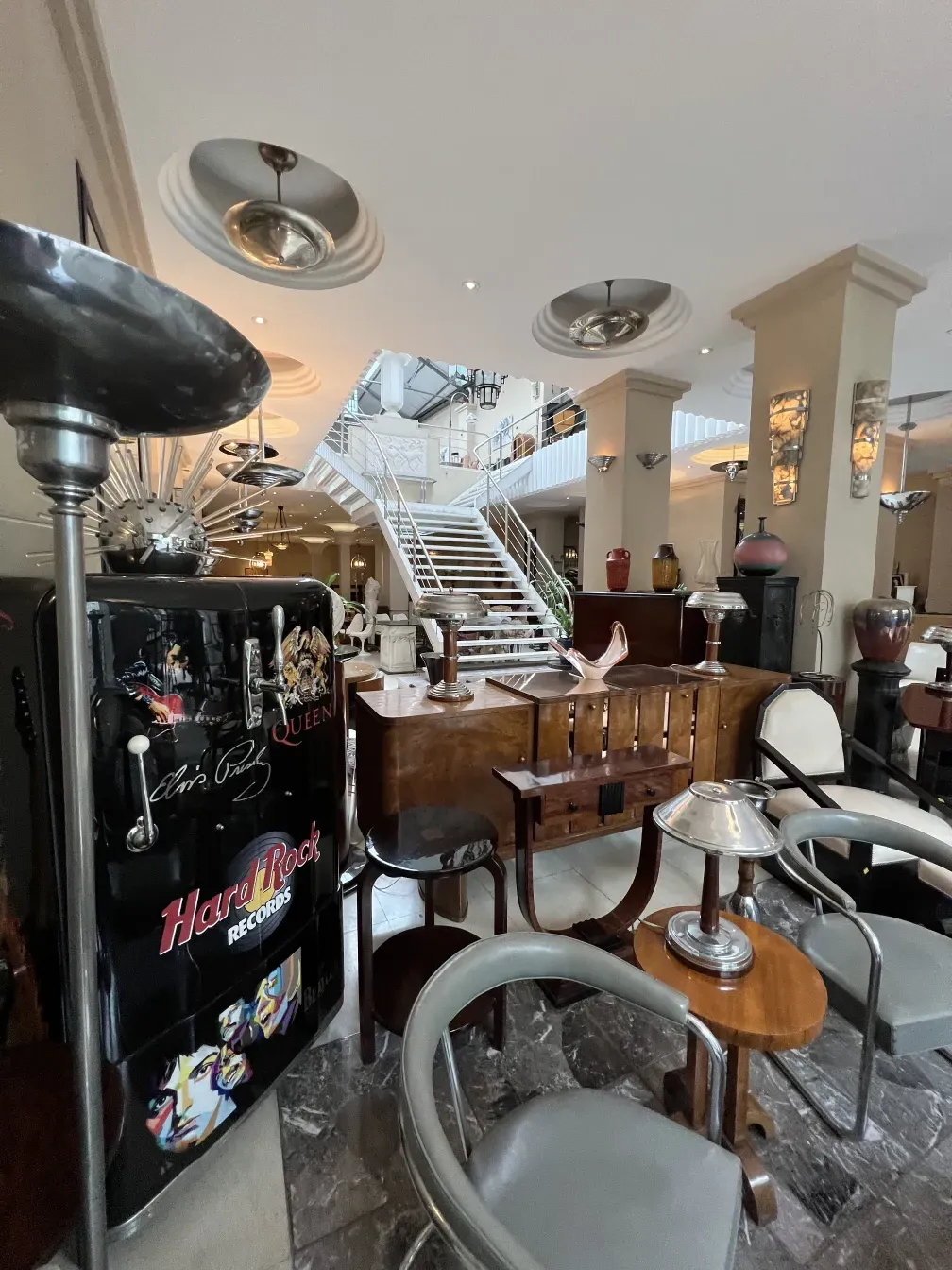 aparador antiguo en un ambiente elegante con sillas