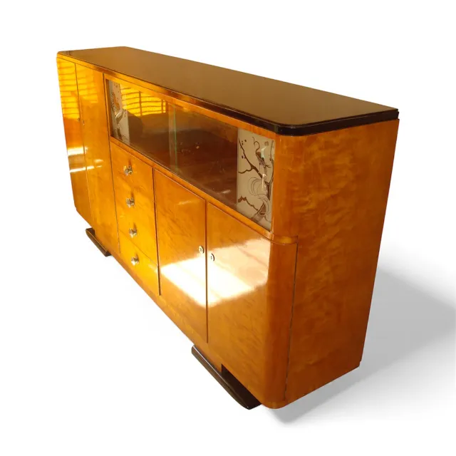 antike anrichten mit hellem holz und dekorativen details