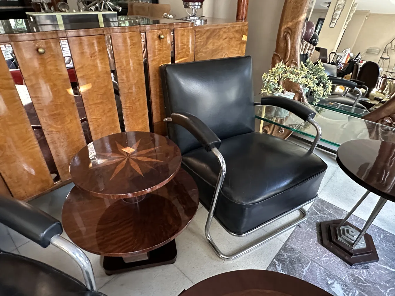 aparador antiguo con diseño único, rodeado de muebles contemporáneos y decoración elegante.