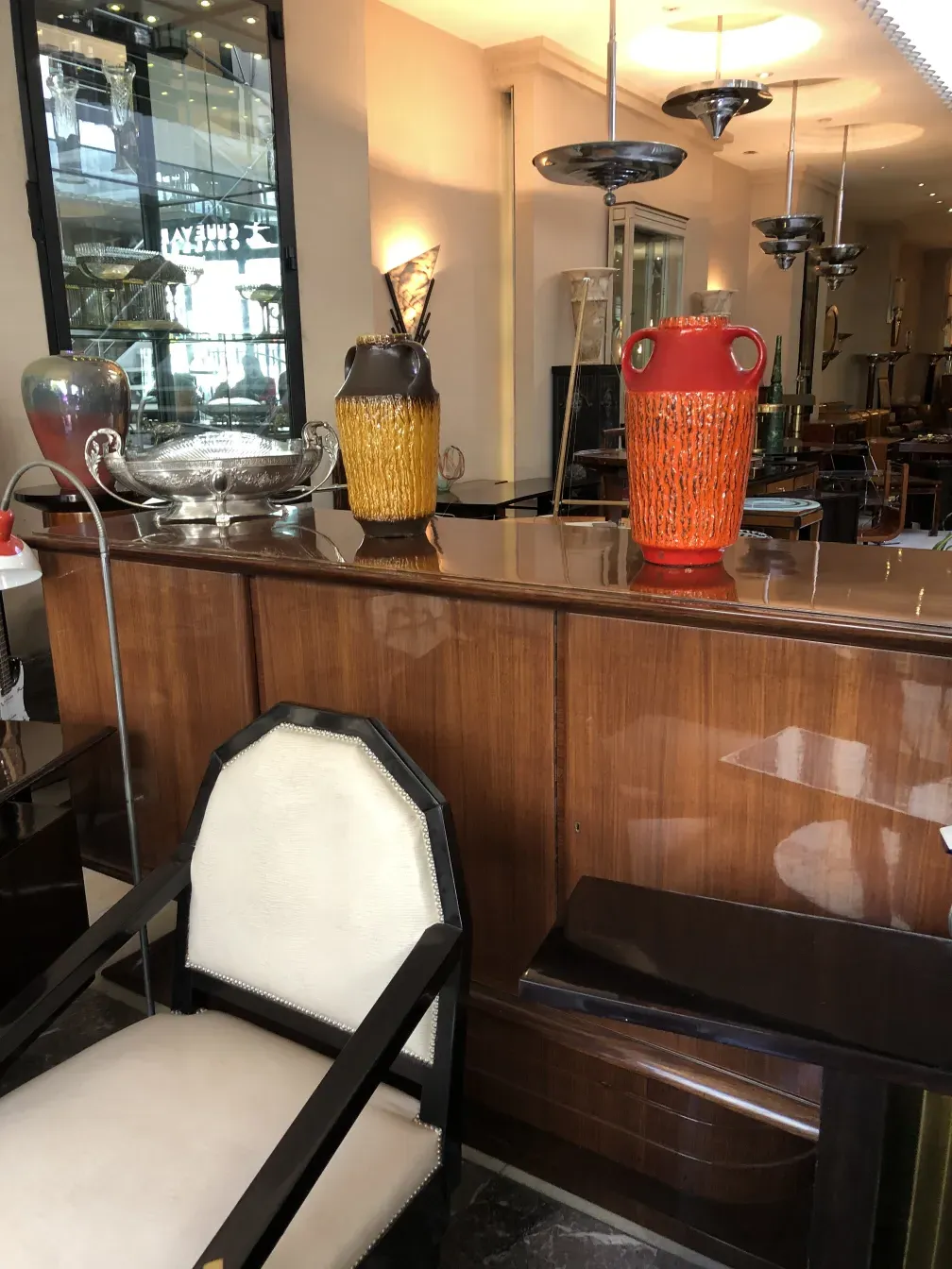 Credenza antica con vasi colorati in un ambiente elegante