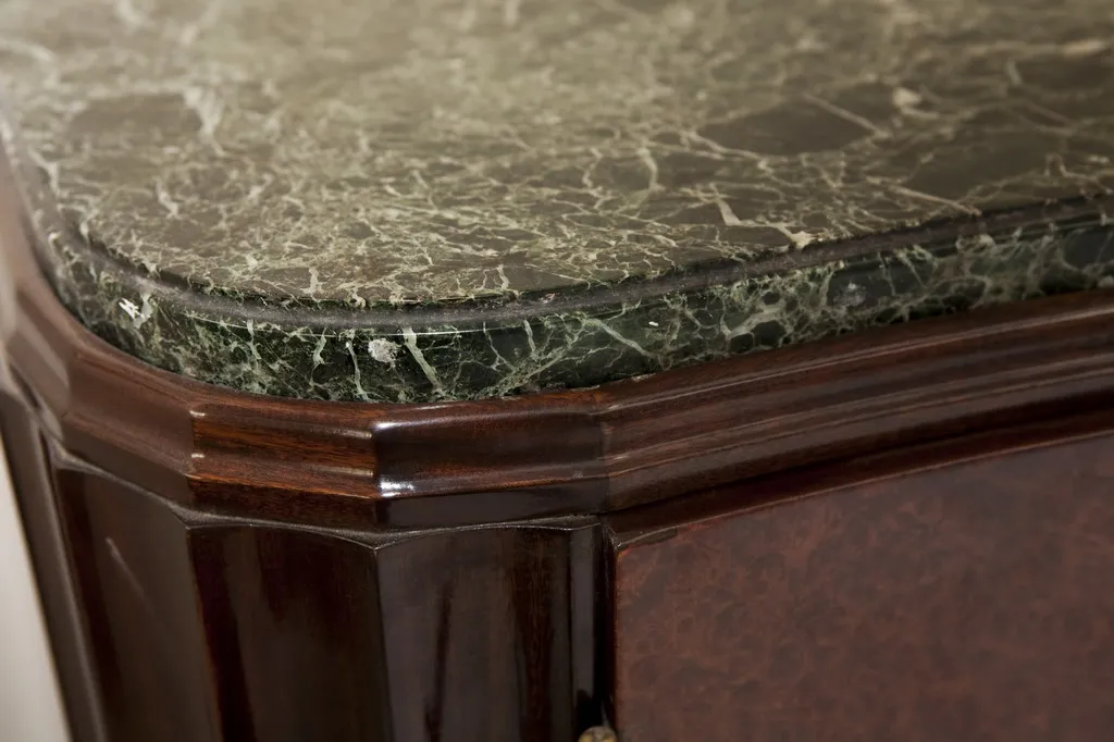 Antike Anrichte mit grünem Marmoroberteil und elegantem Design.