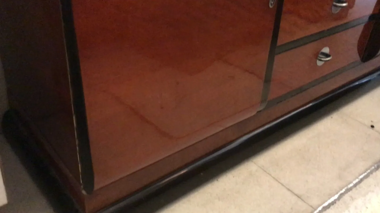 aparador antiguo de madera con detalles clásicos