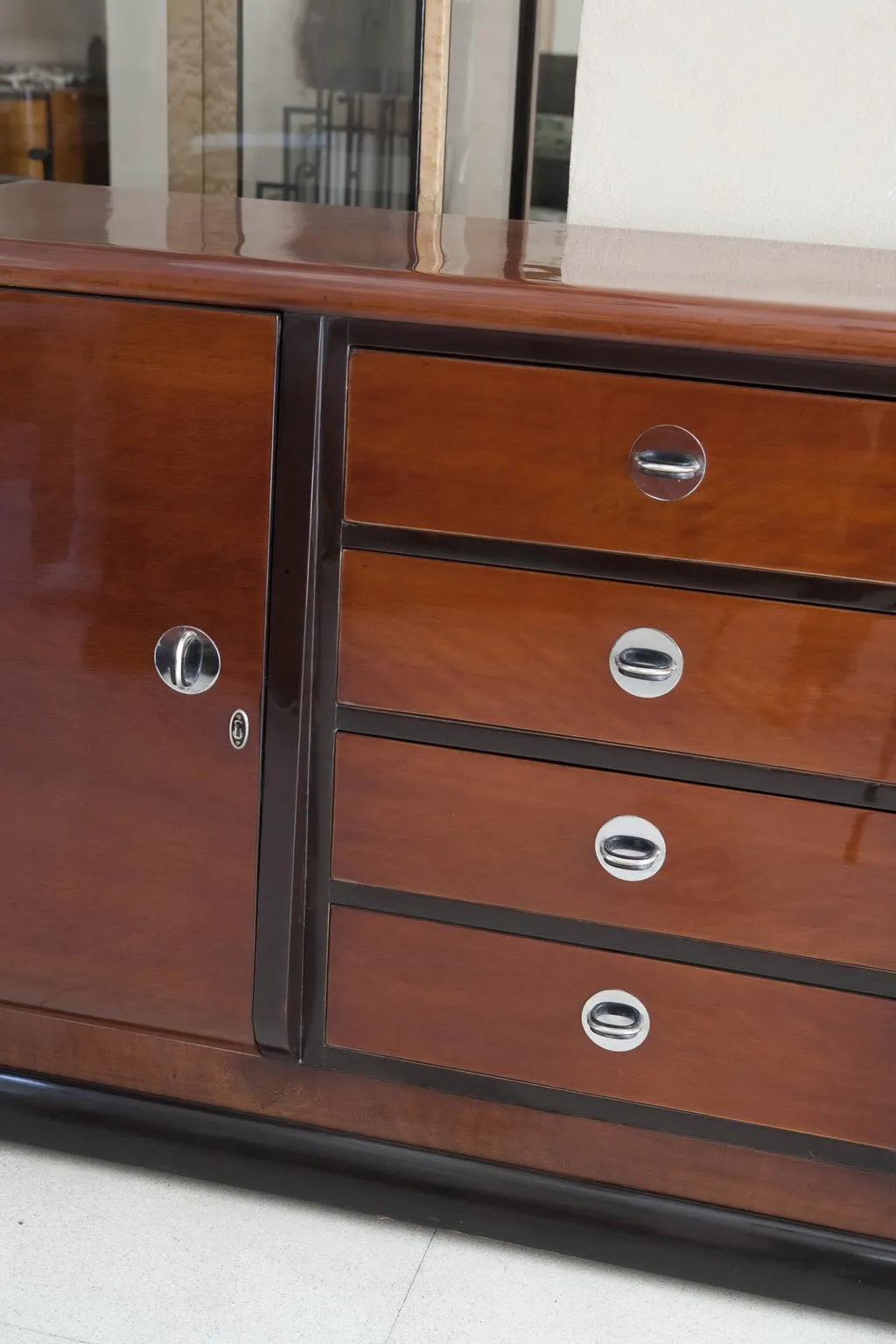 credenza antica con cassetti e lucentezza in un ambiente elegante