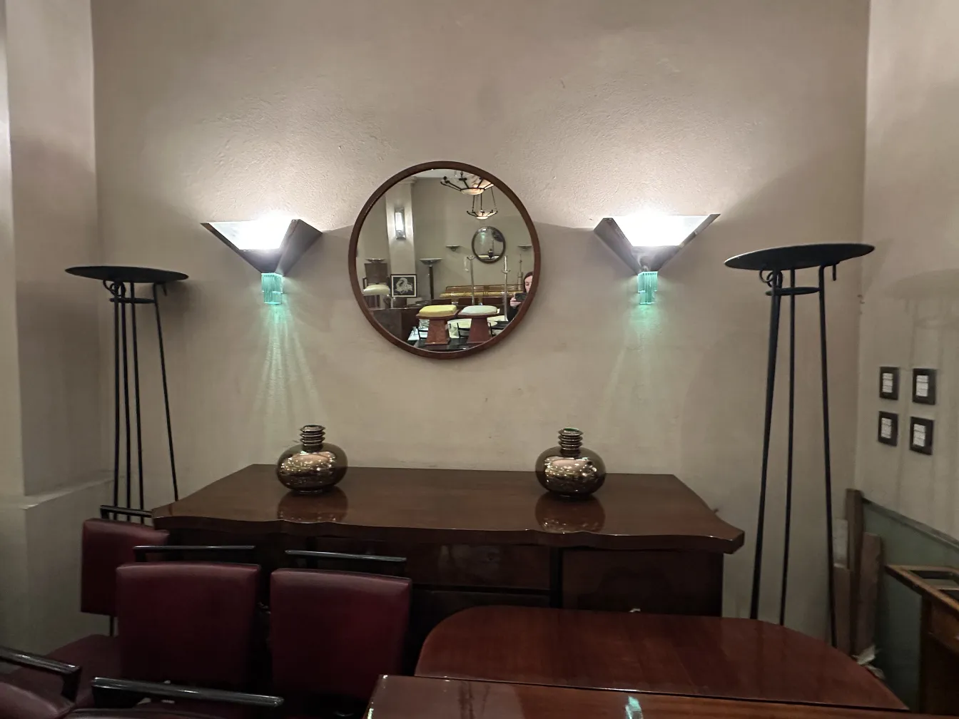 credenza antica con decorazioni eleganti e illuminazione