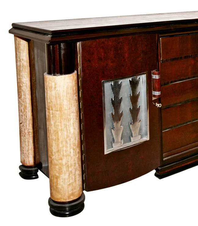 aparador antigo decorativo com detalhes metálicos