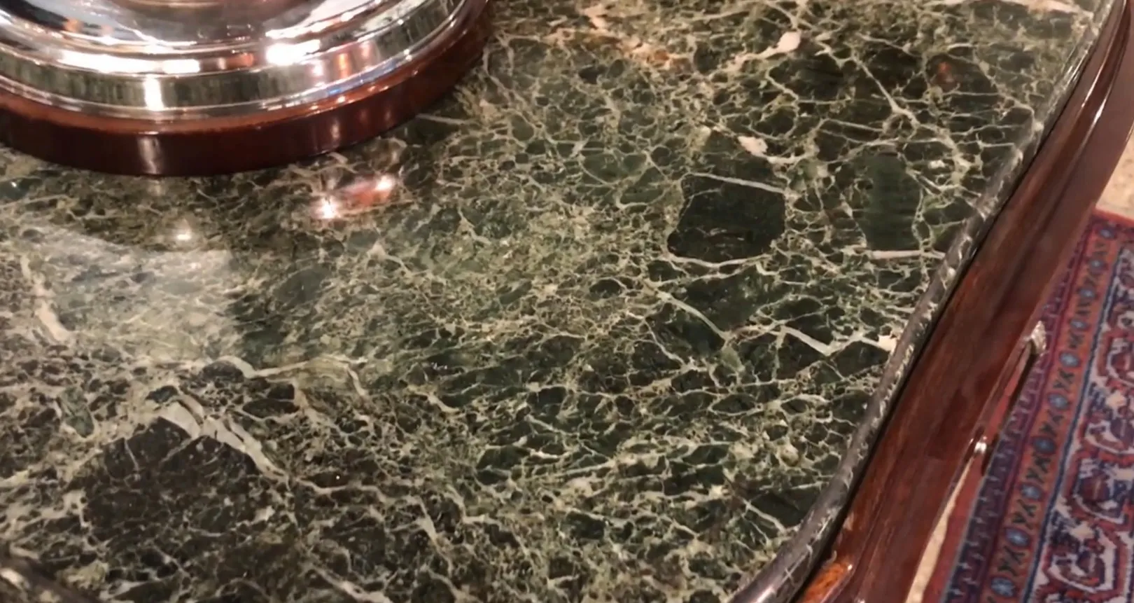 Dekorativer antiker Anrichte mit Design oben und sichtbaren Details.