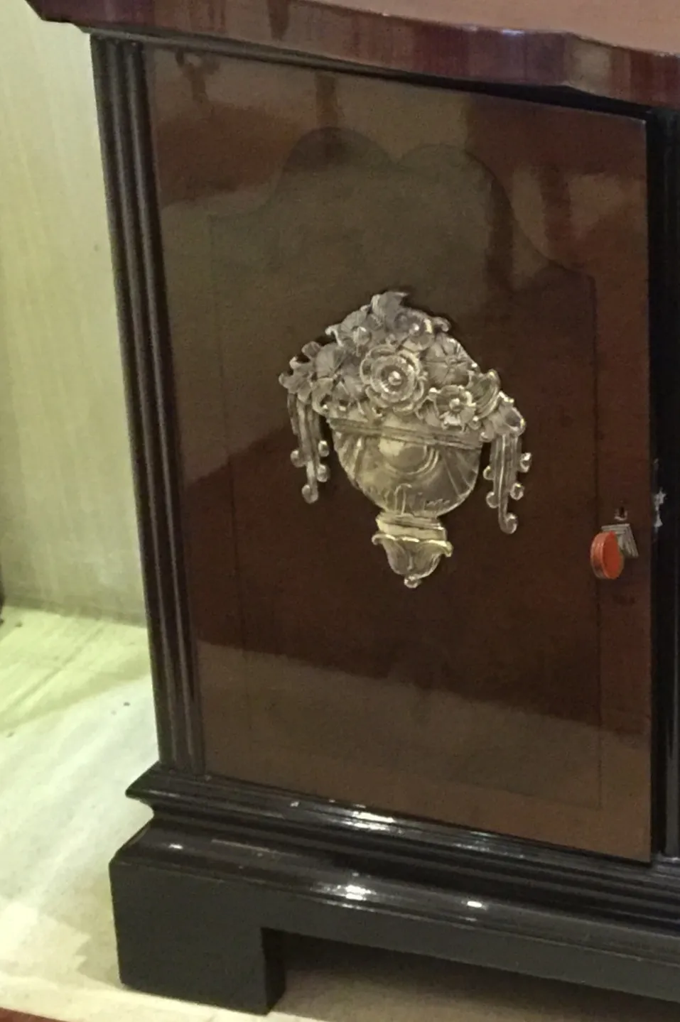 credenza antica con dettagli decorativi sulla porta