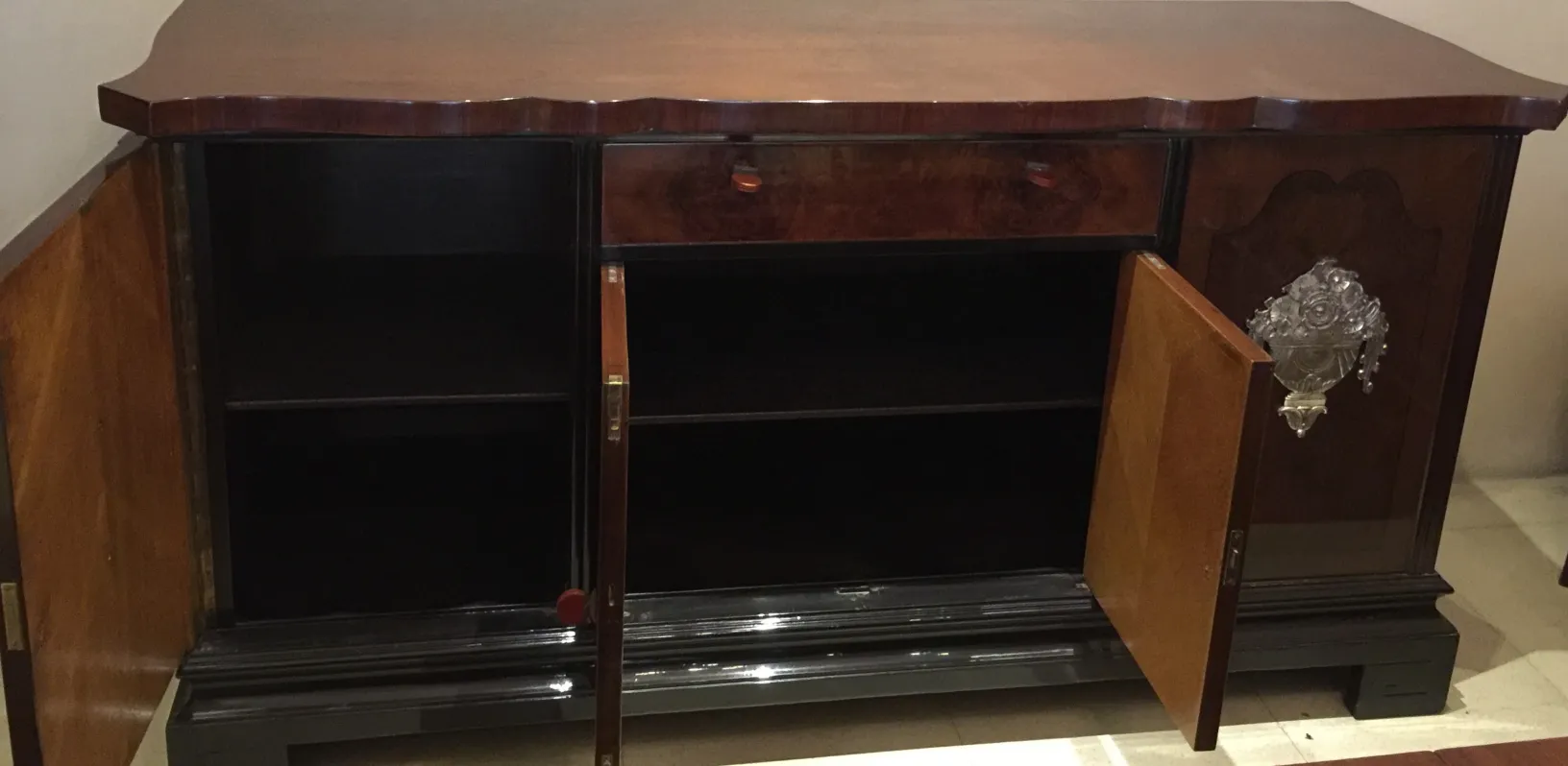 credenza antica con porte aperte e design dettagliato