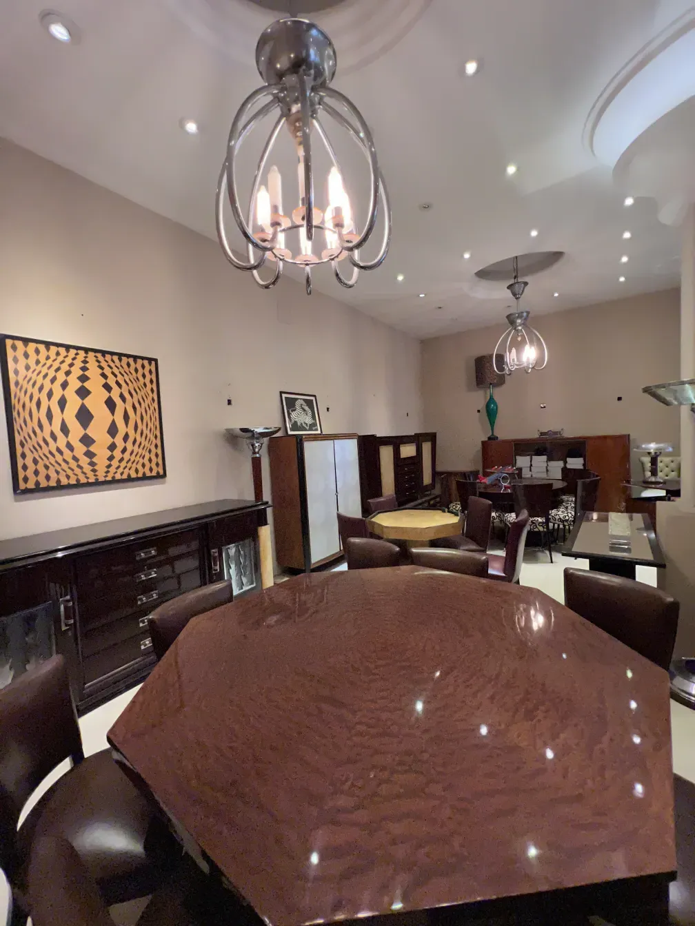 Aparador elegante em um ambiente moderno com detalhes brilhantes