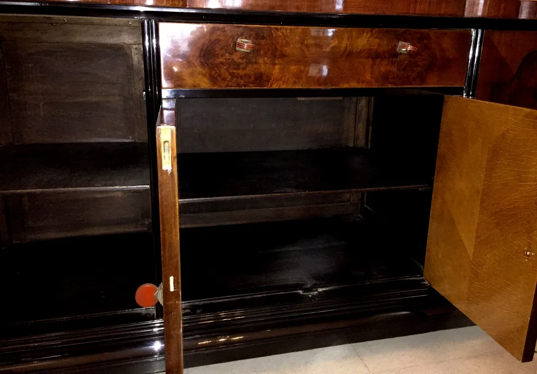 aparador antigo com gavetas e prateleiras visíveis.