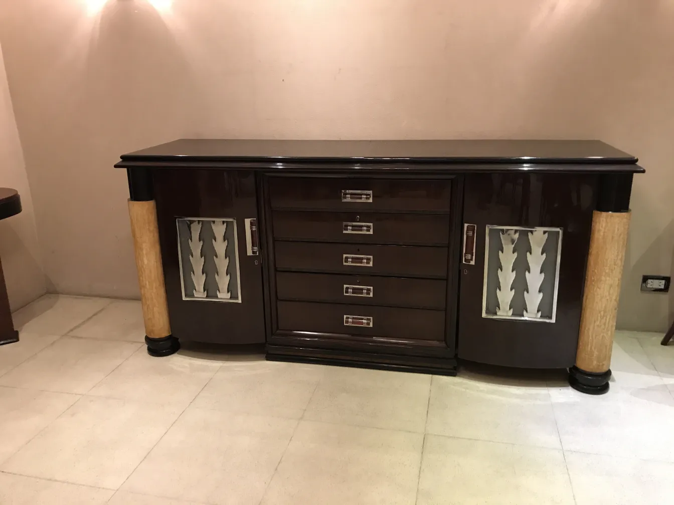 credenza antica con dettagli decorativi in un ambiente elegante