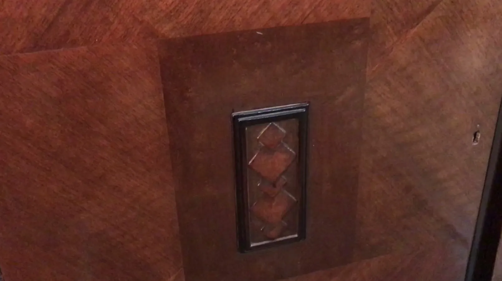 Antike Anrichte mit verzierten Türdetails.