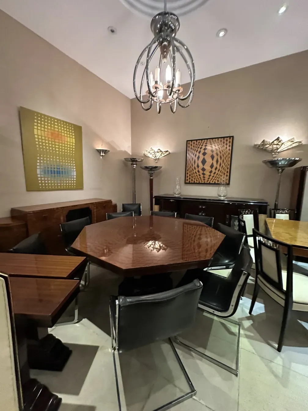 Vaisselier ancien, parfait pour salle à manger, avec chaises modernes et lampe élégante