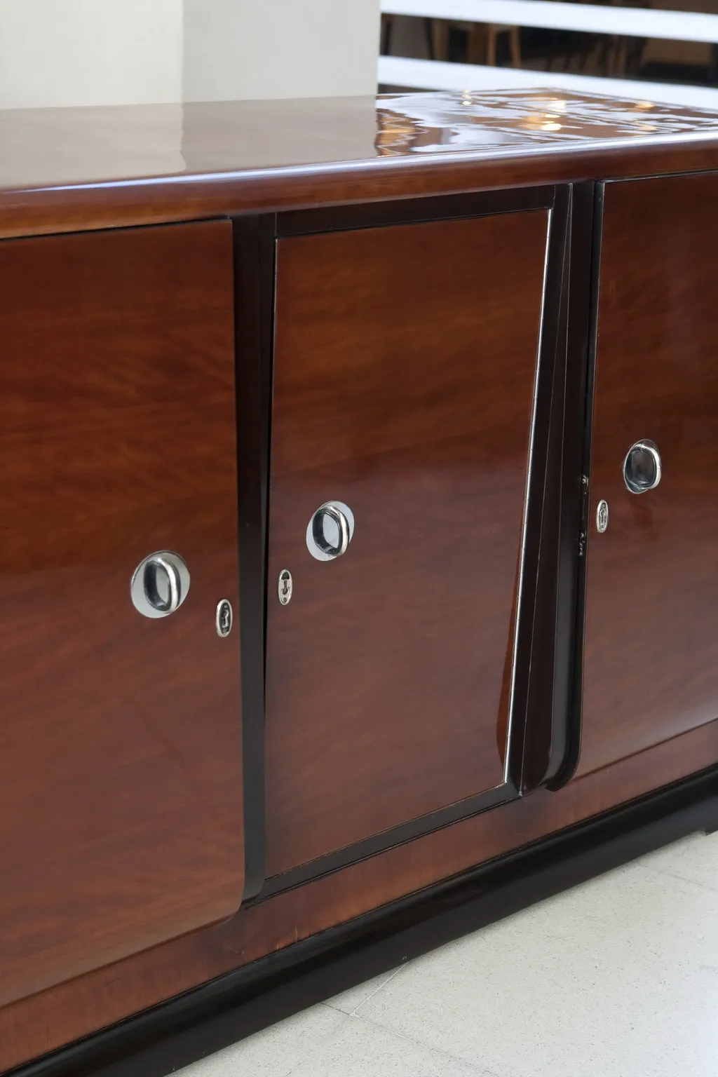 credenza antica con finiture lucide e armadi