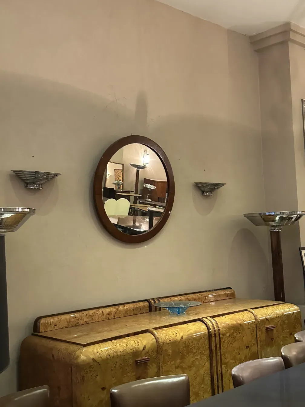 aparador antigo decorativo com detalhes elegantes e espelho redondo