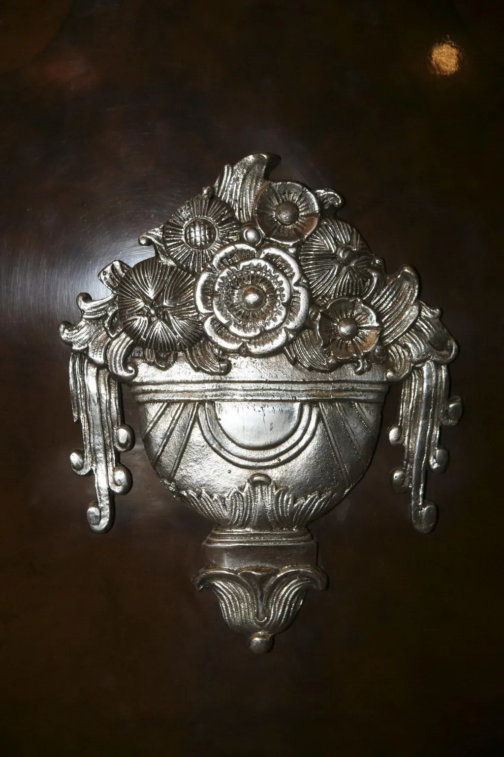 Credenza antica con dettagli floreali intricati, elegante.