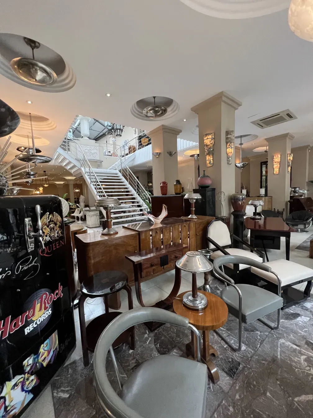 aparador antigo em um ambiente elegante