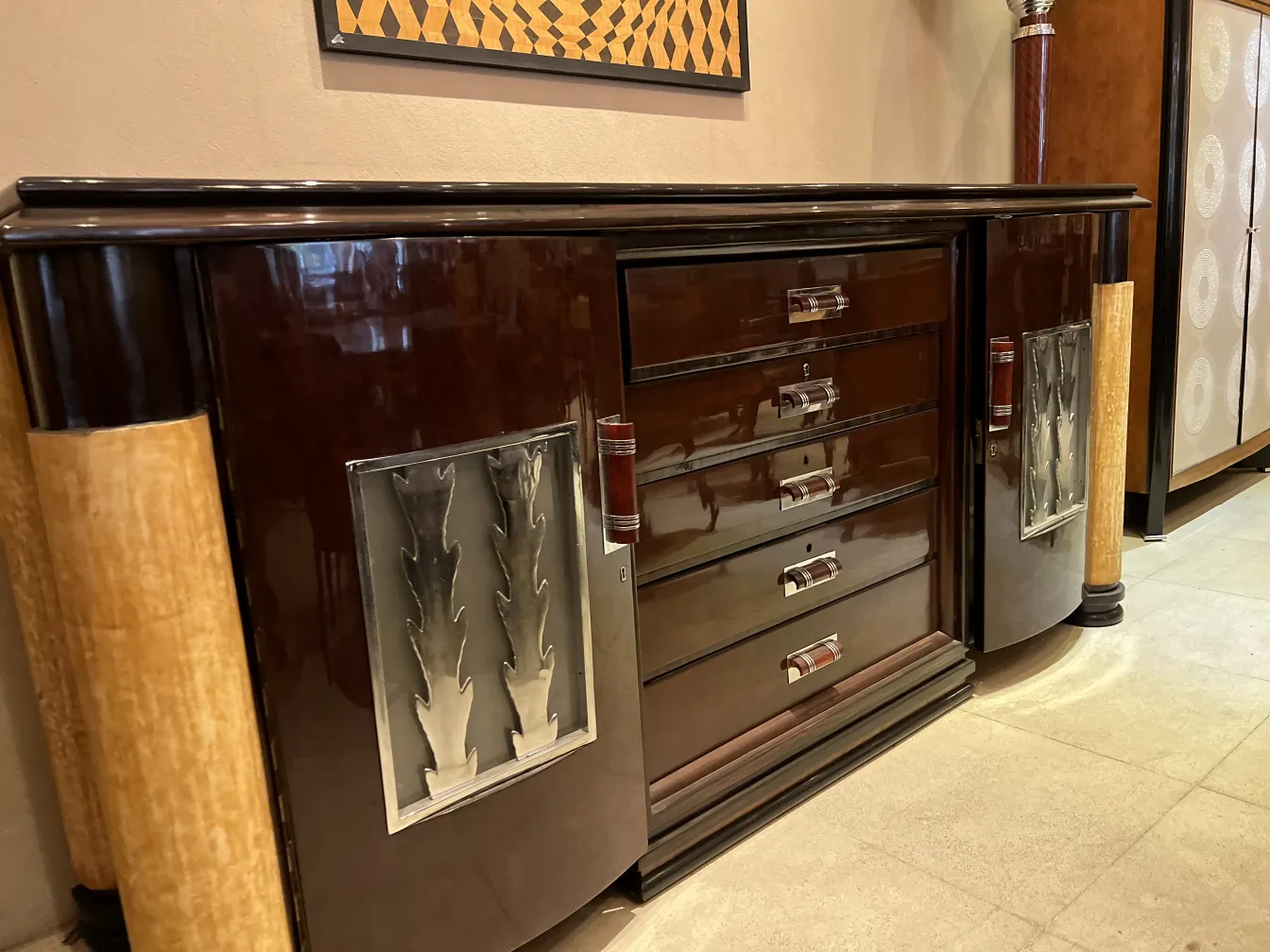 credenza antica con dettagli decorativi unici e un design elegante in un ambiente accogliente