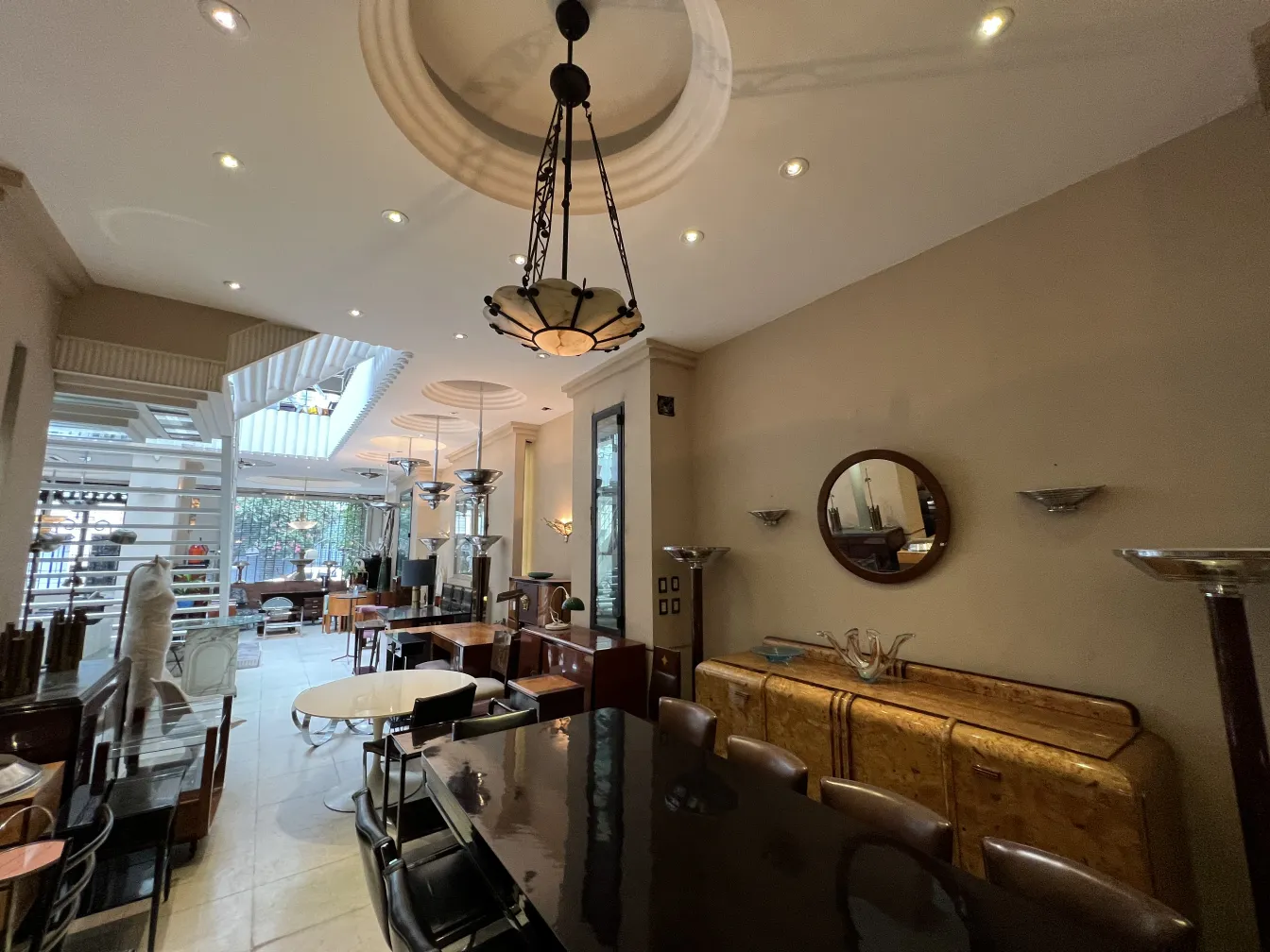 पुराने कपड़े रखने की, एक क्लासिक और सुरुचिपूर्ण डिजाइन, फर्नीचर और सजावट से घिरी हुई