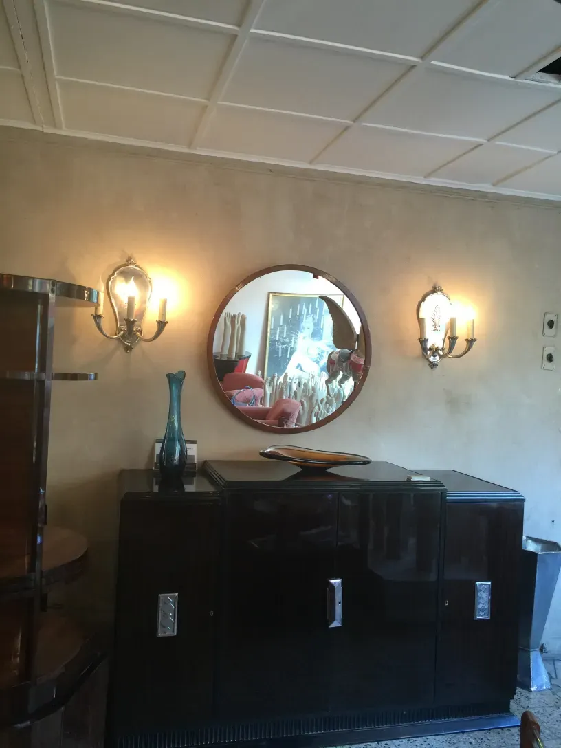 credenza antica con specchio, decorazione elegante e luce calda