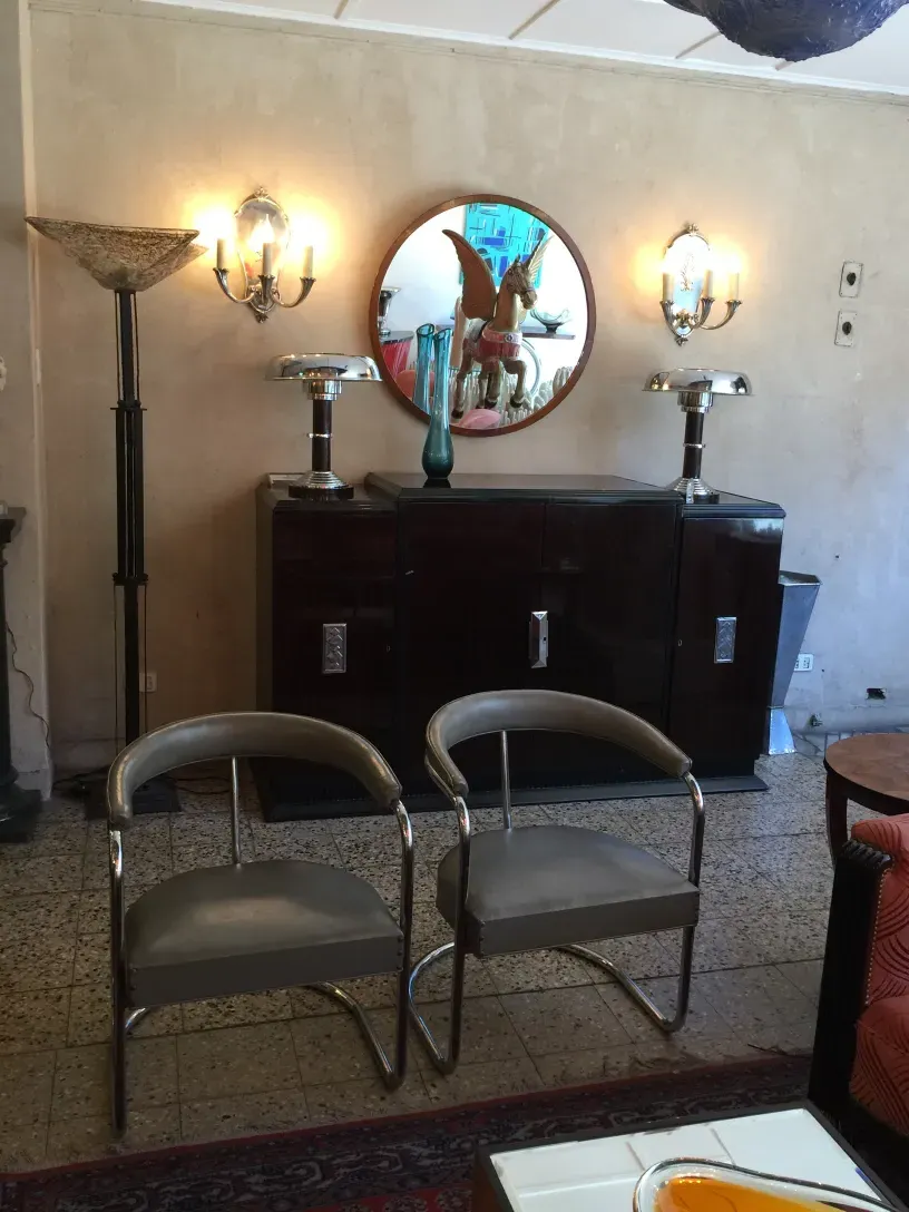 aparador antigo em um ambiente decorado com luz suave