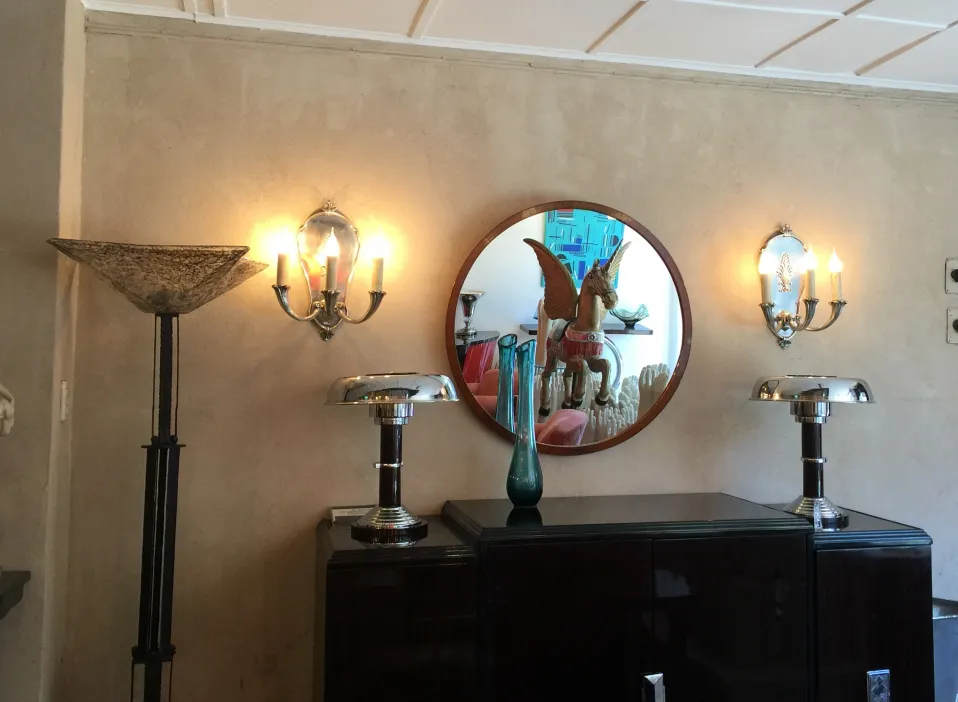 Vaisselier ancien dans une pièce doucement éclairée avec décorations